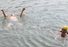 Cặp vợ chồng già bơi mỗi ngày suốt 20 năm để sống thọ