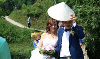 'Yêu ai, anh băng sông dài cho đẹp lòng trai' 'Yêu ai, anh băng sông dài cho đẹp lòng trai'