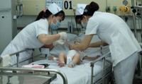 Bác sĩ BV Bạch Mai cảnh báo dấu hiệu nguy hiểm của bệnh chân tay miệng Bác sĩ BV Bạch Mai cảnh báo dấu hiệu nguy hiểm của bệnh chân tay miệng