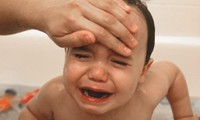 Hướng dẫn cách xử trí khi trẻ sốt cao mùa lạnh của điều dưỡng Viện Nhi Hướng dẫn cách xử trí khi trẻ sốt cao mùa lạnh của điều dưỡng Viện Nhi