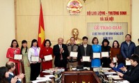 Báo Pháp luật Việt Nam đạt giải Cuộc thi viết về bình đẳng giới Báo Pháp luật Việt Nam đạt giải Cuộc thi viết về bình đẳng giới