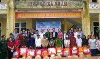 Tặng quà cho các hộ nghèo huyện biên giới A Lưới Tặng quà cho các hộ nghèo huyện biên giới A Lưới