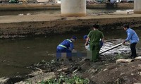 Thi thể nam thanh niên trôi trên sông Sài Gòn Thi thể nam thanh niên trôi trên sông Sài Gòn