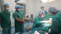 Cắt khối u buồng trứng nặng 4kg cho người phụ nữ nghèo Cắt khối u buồng trứng nặng 4kg cho người phụ nữ nghèo