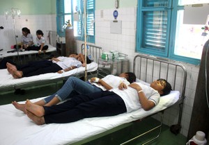 Hang chuc hoc sinh dan toc noi tru ngo doc sau bua an sang hinh anh 1
