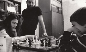 Polgar cho các con gái tập luyện cờ vua và đào tạo chuyên sâu khi các con mới chỉ 4,5 tuổi. Ảnh: Chessdailynews.