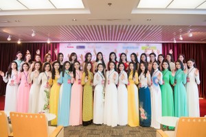 Trong ngày đầu tiên dự thi, phong cách thí sinh lựa chọn khá đa dạng, từ áo dài đến váy ngắn. Các thí sinh trang điểm nhẹ nhàng nhưng vẫn tạo dược sự nổi bật trước ống kính. Do tham gia và chờ đợi kết quả khá lâu, nhiều cô gái mạng dạn lên sân khấu thể hiện khả năng ca hát, mang đến không khí vui vẻ cho buổi thi đầu tiên.