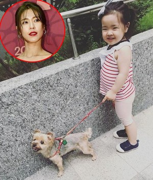 Cùng dắt chó đi dạo nào - bức ảnh ghi lại khoảnh khắc đáng yêu của con gái diễn viên Lee Soo Jin.