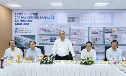 Thủ tướng Nguyễn Xuân Phúc thăm dự án Nhà máy chế biến nông sản Tanifood. Ảnh: VGP