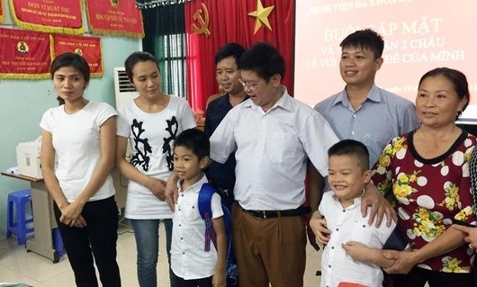 Vụ nhầm con ở Ba Vì: Hai gia đình trao con, nhận tiền đền bù của bệnh viện Vụ nhầm con ở Ba Vì: Hai gia đình trao con, nhận tiền đền bù của bệnh viện