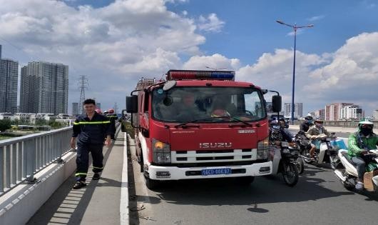 Người đàn ông trèo qua lan can nhảy xuống sông Sài Gòn tự tử Người đàn ông trèo qua lan can nhảy xuống sông Sài Gòn tự tử