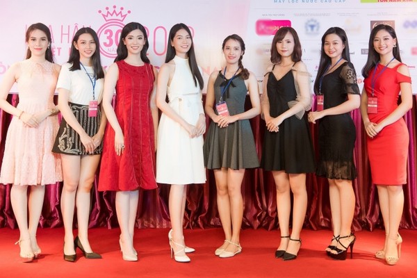 Ngày 10/6, vòng thi sơ khảo khu vực miền Nam cuộc thi Hoa hậu Việt Nam 2018 diễn ra tại TP HCM. Từ 8h sáng, các thí sinh tập trung tại địađiểm tổ chức, nhận số báo danh, lắng nghe phổ biến từ ban tổ chức. Sau đó, các người đẹp bước vào vòng thi nhân trắc học và gặp ban giám khảo. Kết quả 31 thí sinh dược lựa chọn bước vào vòng chung khảo. Tuy nhiên, có 3 thí sinh khác cần đươhc kiểm tra y khoa bổ sung vào sang 11/6, nếu đủ điều kiện sẽ dược tham gia vòng sơ khảo.