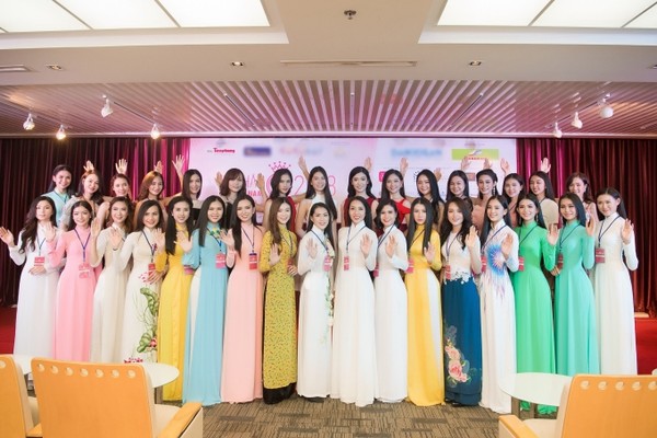 Trong ngày đầu tiên dự thi, phong cách thí sinh lựa chọn khá đa dạng, từ áo dài đến váy ngắn. Các thí sinh trang điểm nhẹ nhàng nhưng vẫn tạo dược sự nổi bật trước ống kính. Do tham gia và chờ đợi kết quả khá lâu, nhiều cô gái mạng dạn lên sân khấu thể hiện khả năng ca hát, mang đến không khí vui vẻ cho buổi thi đầu tiên.