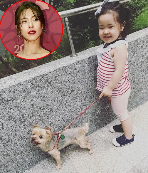 Cùng dắt chó đi dạo nào - bức ảnh ghi lại khoảnh khắc đáng yêu của con gái diễn viên Lee Soo Jin.