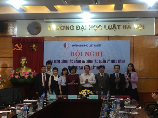 Bàn giao công tác lãnh đạo Trường ĐH Luật Hà Nội