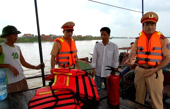 Cao điểm kiểm tra, xử lý phương tiện thủy vi phạm trên sông Hồng