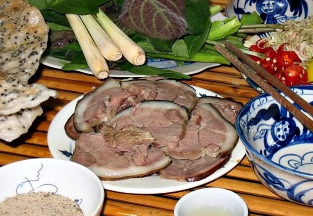 Từ việc khuyến khích ngừng ăn thịt chó: Sao vì miếng ăn mà miệt thị nhau?