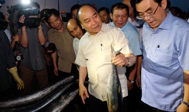 Chia vui với ngư dân miền Trung, Thủ tướng mua 10kg cá