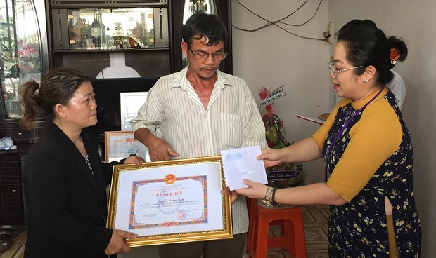 Truy tặng bằng khen cho