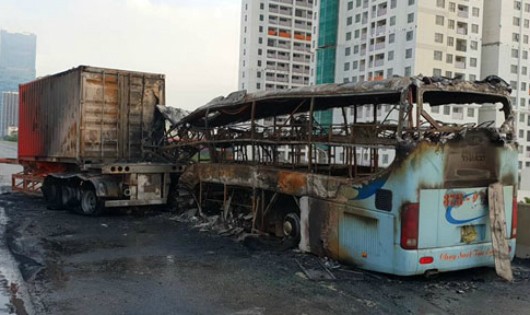 Ô tô khách cháy trơ khung tại Hà Nội, nữ khách mang thai tử nạn