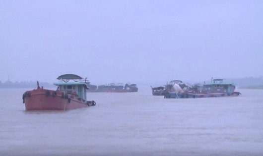 Bắt quả tang 4 tàu khai thác cát trái phép trên sông Hồng
