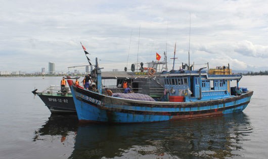 Bộ đội cứu nạn ngư dân trong bão số 3