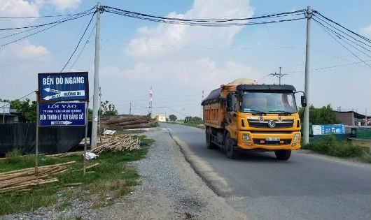 Hà Nội: Các tuyến đê “oằn mình” chống đỡ xe quá tải