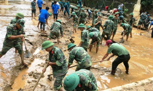 Quân đội khắc phục hậu quả mưa lũ cho ngày khai giảng
