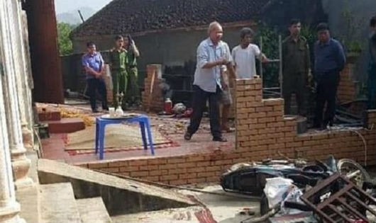 Nghịch tử chém mẹ tử vong, bắt con trai 4 tuổi làm con tin