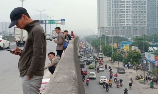 'Bỏ quên' ý thức, tai nạn rình rập đường vành đai 3 trên cao ở Hà Nội