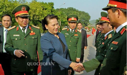 Chủ tịch Quốc hội thăm Bộ Tư lệnh Quân khu 1