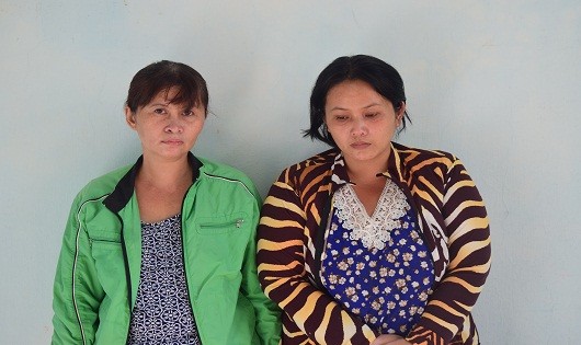Chị em gái cùng nhau chở con đi trộm