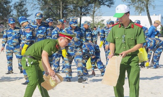 Ra quân hưởng ứng chiến dịch 'Hãy làm sạch biển' tại Quảng Trị