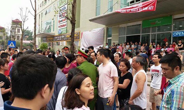 Hà Nội: Dân chung cư rào đường đi - chính quyền bất lực?