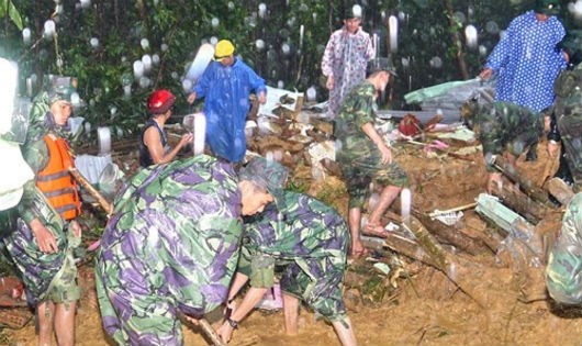 Bộ đội Quân khu 5 dầm nước giúp người dân khắc phục hậu quả bão lũ