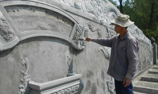 'Nghệ sĩ' sáng tác trên bia mộ