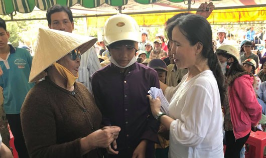 Đồng hành cùng “Đoàn từ thiện Cô Năm Nga”