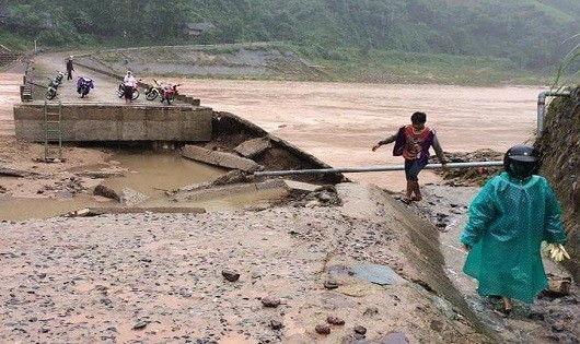 Người dân Khu Tái định cư Húc Nghì (Quảng Trị) khốn đốn vì lũ lại cuốn sập cầu