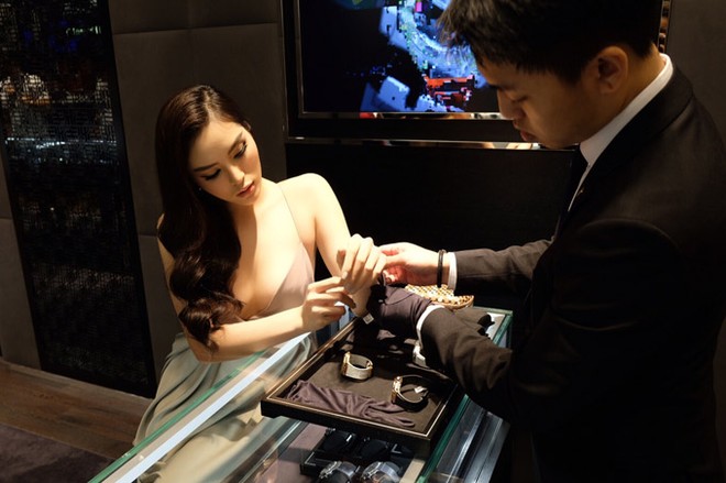 Kỳ Duyên được mời thử các mẫu đồng hồ mới ra mắt tại sự kiện.