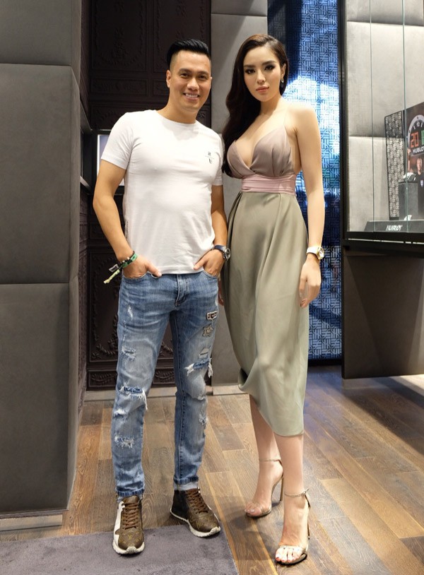 Cô hội ngộ diễn viên Việt Anh tại Singapore. Ban đầu Kỳ Duyên không nhớ ra tên của Việt Anh nên gọi anh là Phan Hải - tên nhân vật nam diễn viên thể hiện trong phim Người phán xử.