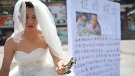 {title} Người đàn ông tình nguyện ‘làm dâu người ta’ để cứu con gái