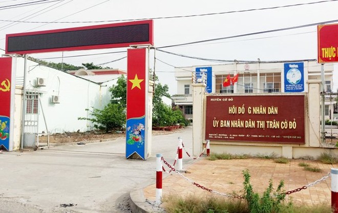 {title} Cảnh cáo bí thư thị trấn quấy rối vợ phó chủ tịch trong cơ quan