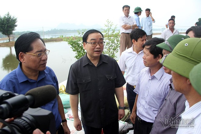 {title} Lội nước ở Chương Mỹ, Bí thư HN lệnh giúp thứ bà con cần, không chỉ mì tôm
