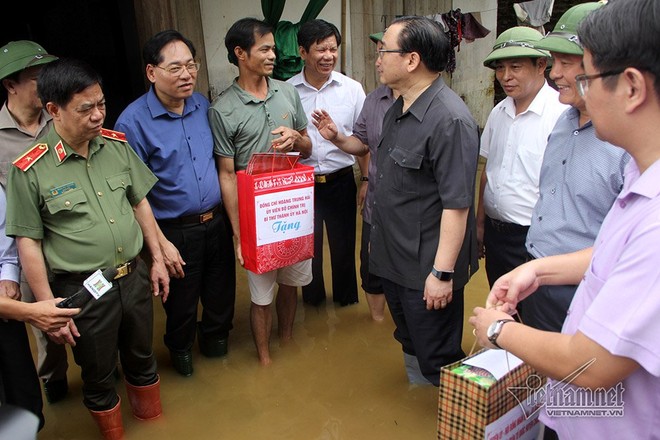 {title} Lội nước ở Chương Mỹ, Bí thư HN lệnh giúp thứ bà con cần, không chỉ mì tôm