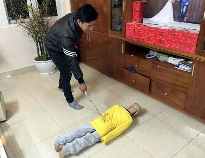 Bo de danh con trai 10 tuoi gay xuong suon doi dien muc an nao? hinh anh 1