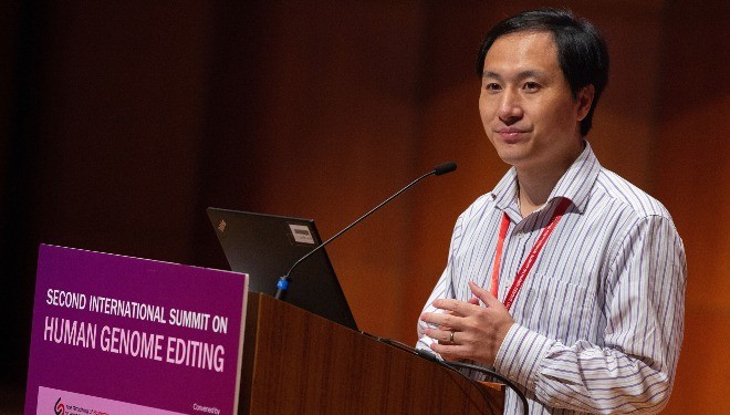Ông He Jiankui phát biểu trongHội nghị chỉnh sửa hệ gene người tại Hong Kong diễn ra ngày 28/11. Ảnh: TWN