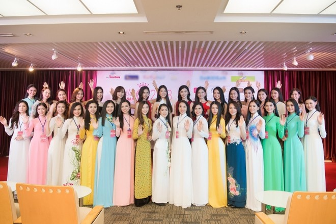 Trong ngày đầu tiên dự thi, phong cách thí sinh lựa chọn khá đa dạng, từ áo dài đến váy ngắn. Các thí sinh trang điểm nhẹ nhàng nhưng vẫn tạo dược sự nổi bật trước ống kính. Do tham gia và chờ đợi kết quả khá lâu, nhiều cô gái mạng dạn lên sân khấu thể hiện khả năng ca hát, mang đến không khí vui vẻ cho buổi thi đầu tiên.