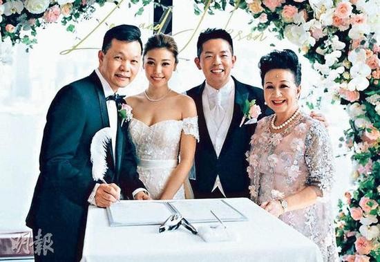 Nghệ sĩ Tiết Gia Yến (ngoài cùng bên phải) trong ngày vui của con trai.