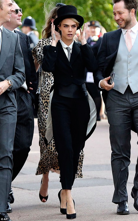 Siêu mẫu Anh kiêm diễn viênCara Delevingne diện vest cá tính tới dự lễ cưới của công chúaEugenie (con gái Hoàng tử Andrew và là cháu gái Nữ hoàng Elizabeth II) vớibạn trai lâu năm JacK Brooksbank tại nhà nguyện St George ở Lâu đài Windsor, nước Anh.