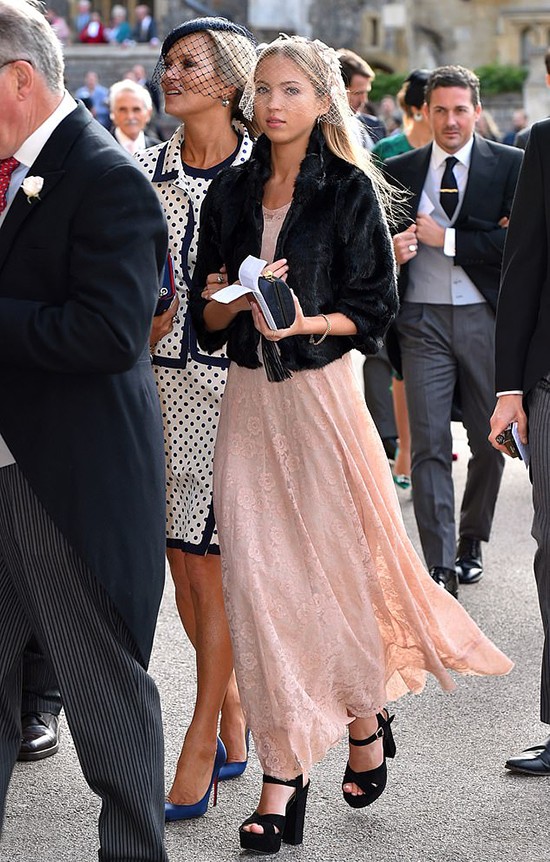 Siêu mẫu Kate Moss đến cùng con gái 16 tuổi Lily Grace Moss. Hai mẹ con duyên dáng với mũ voan che mặt và váy thướt tha.